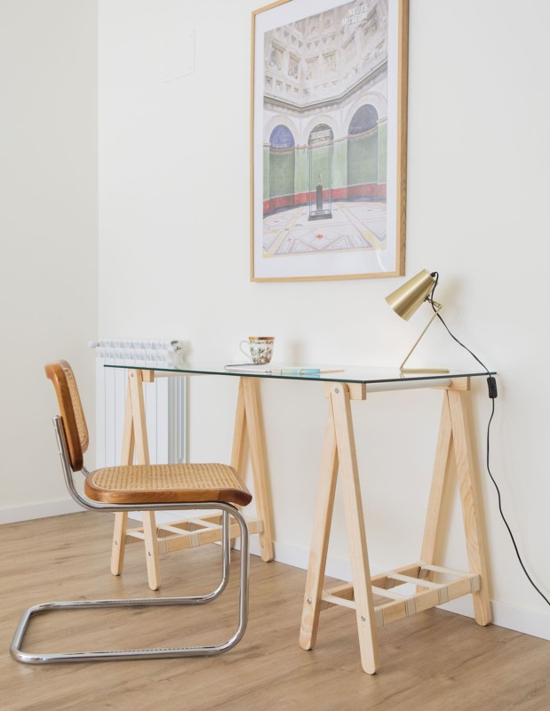 Espacio decorado con mesa modular con patas de madera natural y cintas de algodón