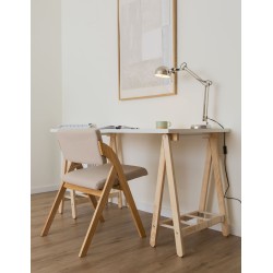 Espacio dispuesto con mesa de patas de madera y cintas de algodón