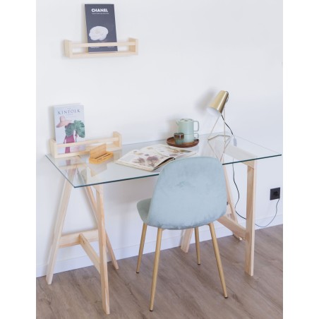 Detalle de habitación con escritorio compuesto por encimera de cristal templado y caballete GLAM