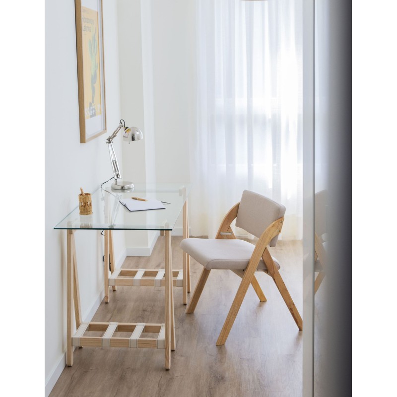 Estancia luminosa decorada con mesa con encimera de cristal de Astideco y patas para mesa de madera modelo ANCORA