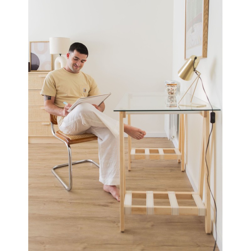 Hombre sentado en mesa con encimera de cristal templado de alta resistencia