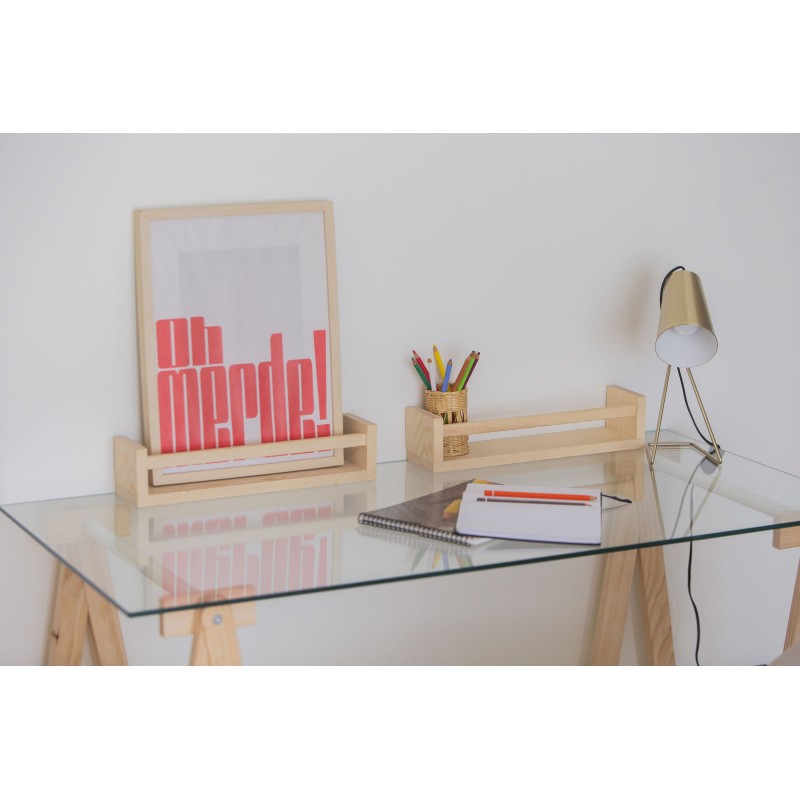 Mesa con cristal templado de encimera decorada con diferentes cajas y utensilios de estudio