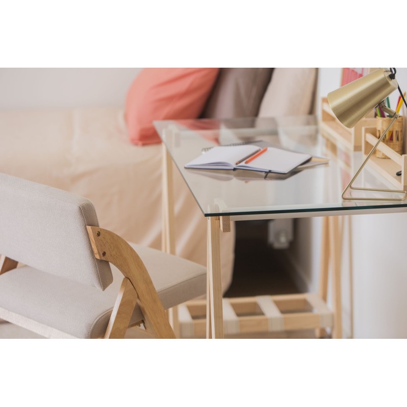 Detalle de mesa con encimera de cristal y patas de madera natural maciza