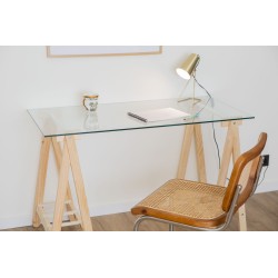 Mesa con patas de madera natural de Astideco y encimera de cristal perfecta para el estudio