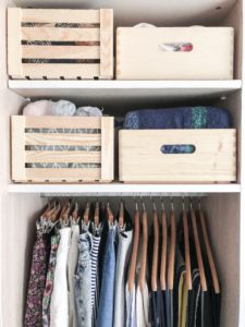 cajas de madera para ordenar ropa en armario
