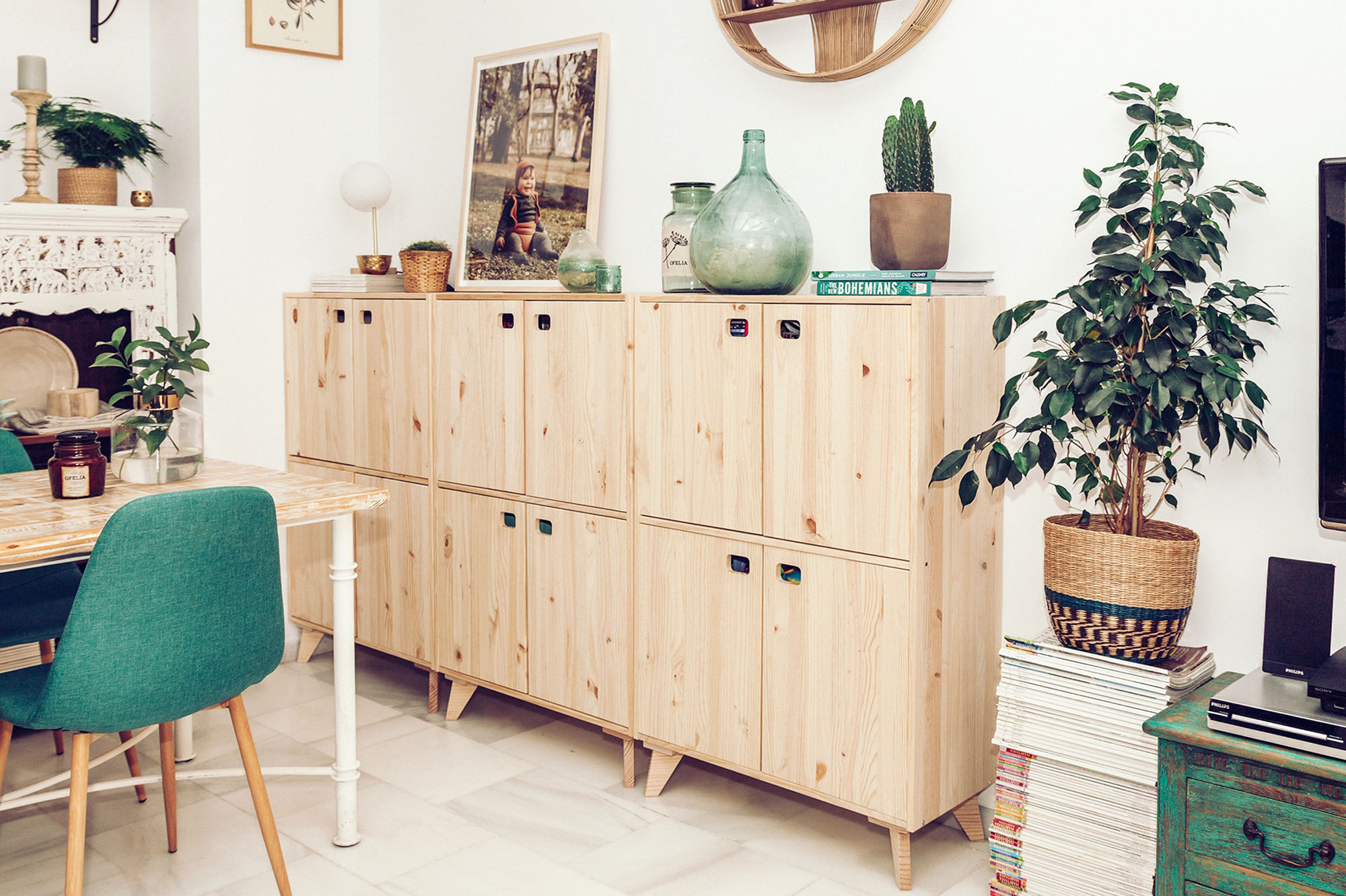 mueble de almacenaje con patas de madera maciza de pino