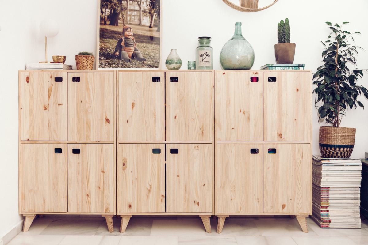 muebles de almacenaje con patas de madera maciza de pino