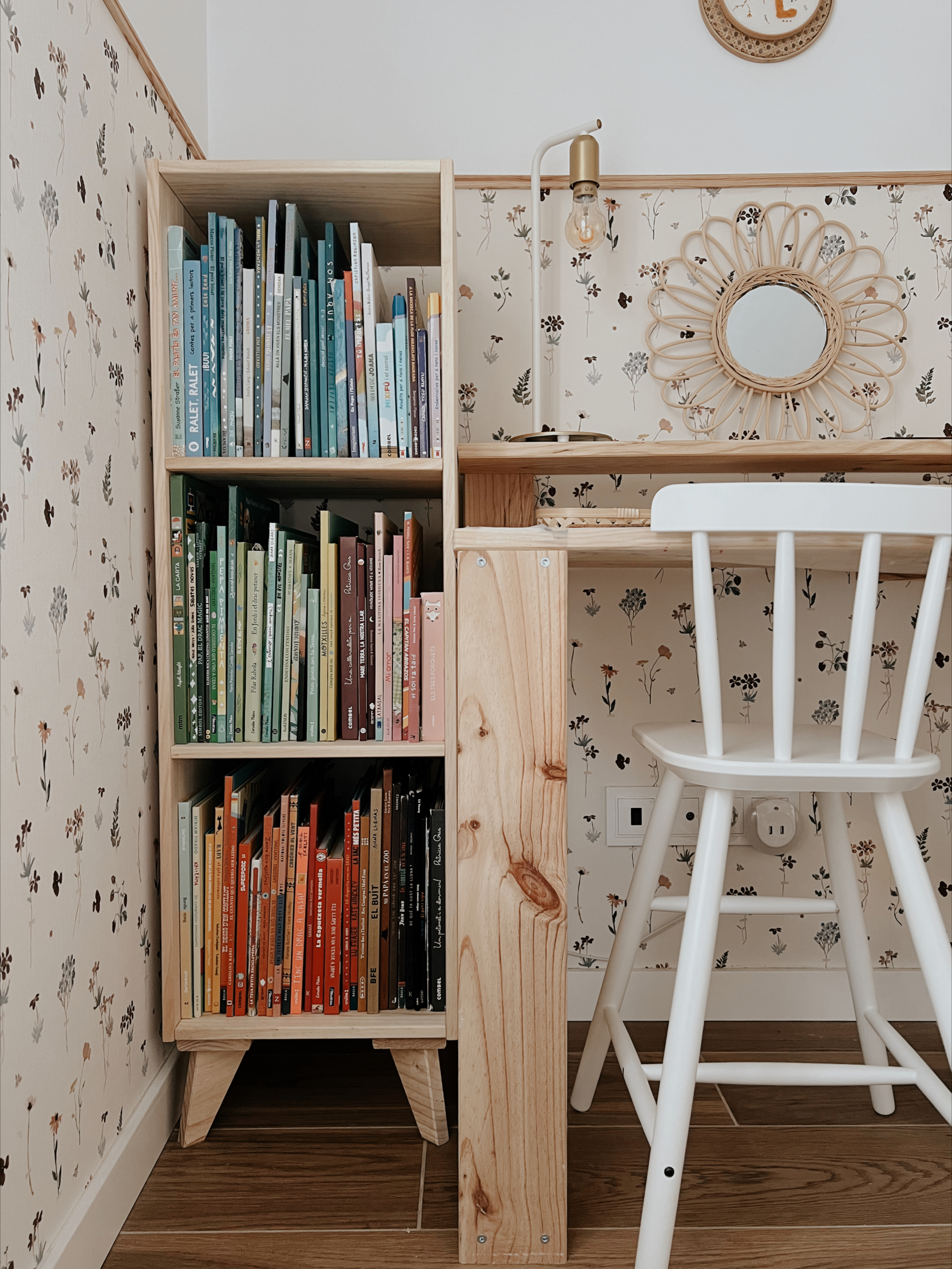 Cómo deberías colocar los libros en la estantería de tu casa?
