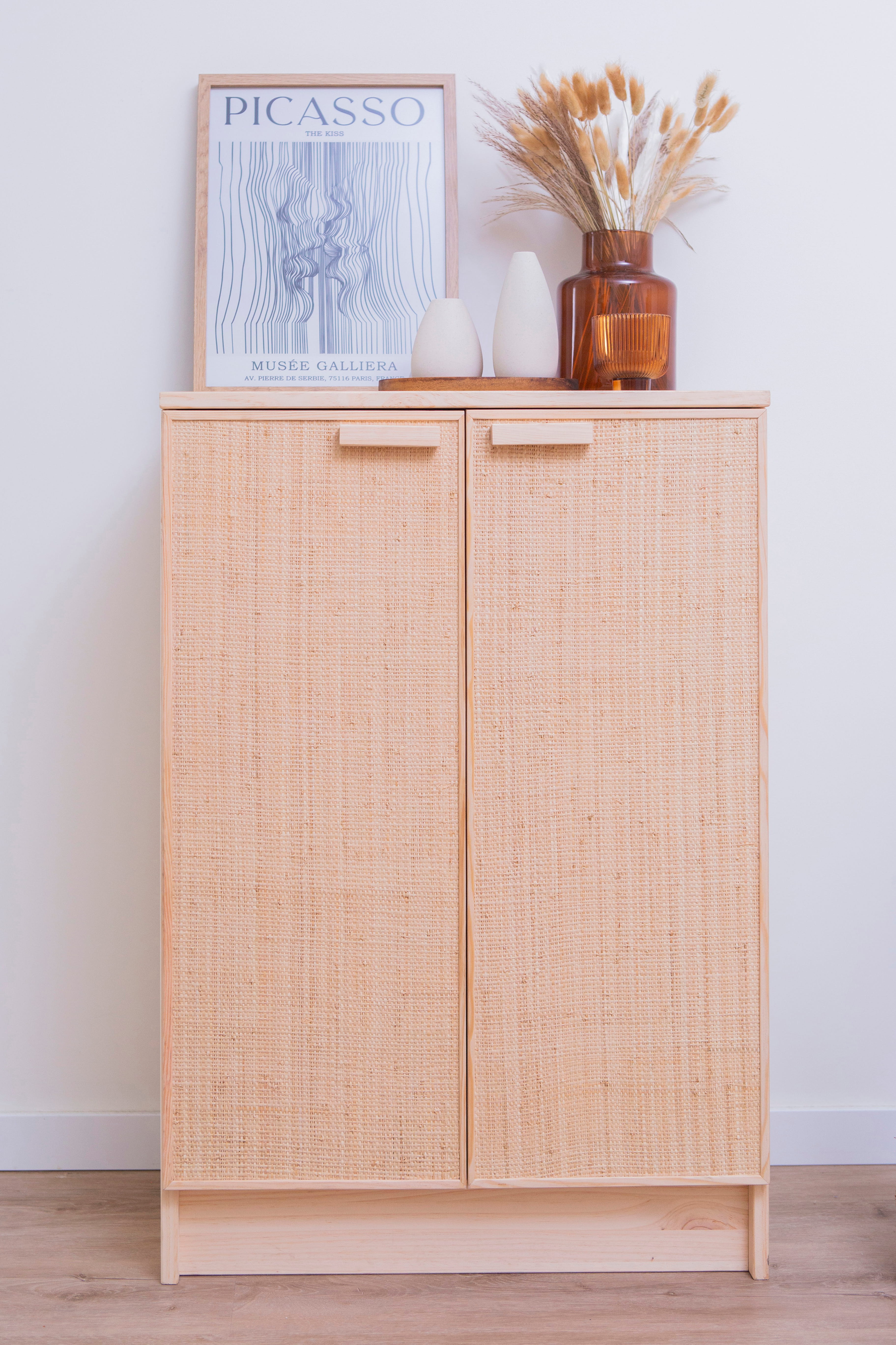 Aparador colección Aura con puertas de rafia natural y madera ecológica de Astideco