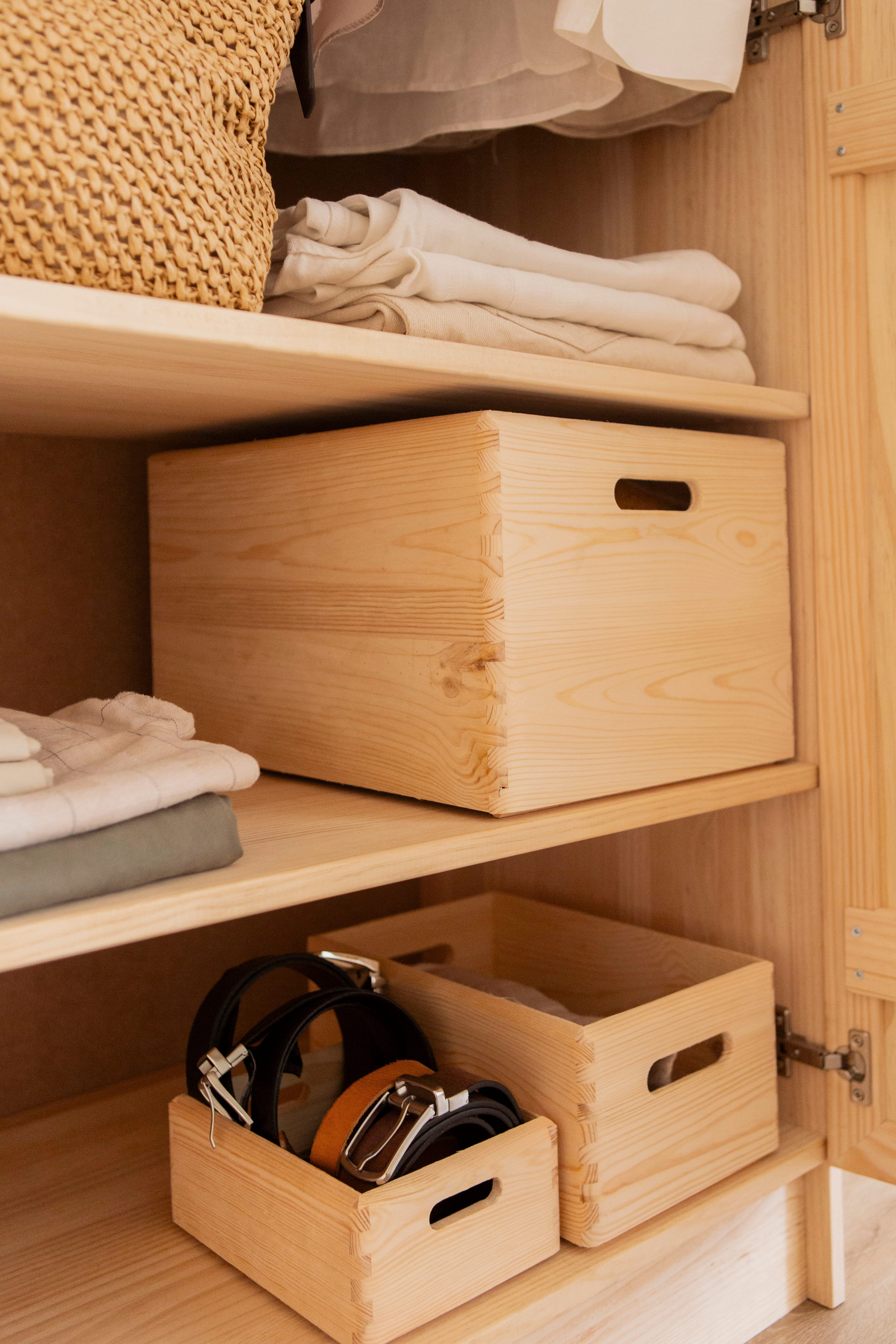 Baldas interiores de armario Aura en madera maciza natural de Astideco