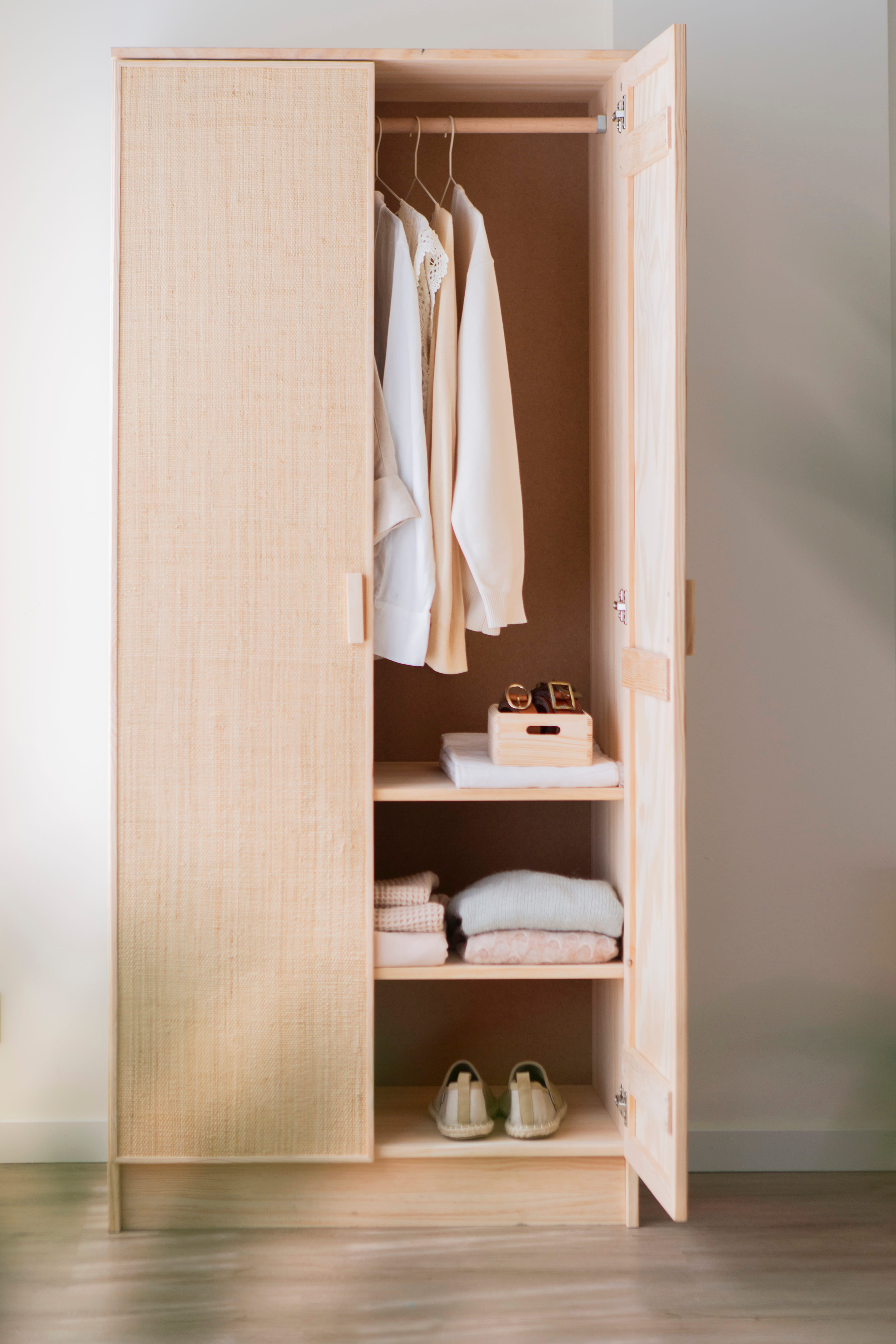 Armario de madera natural y rafia en puertas de Astideco