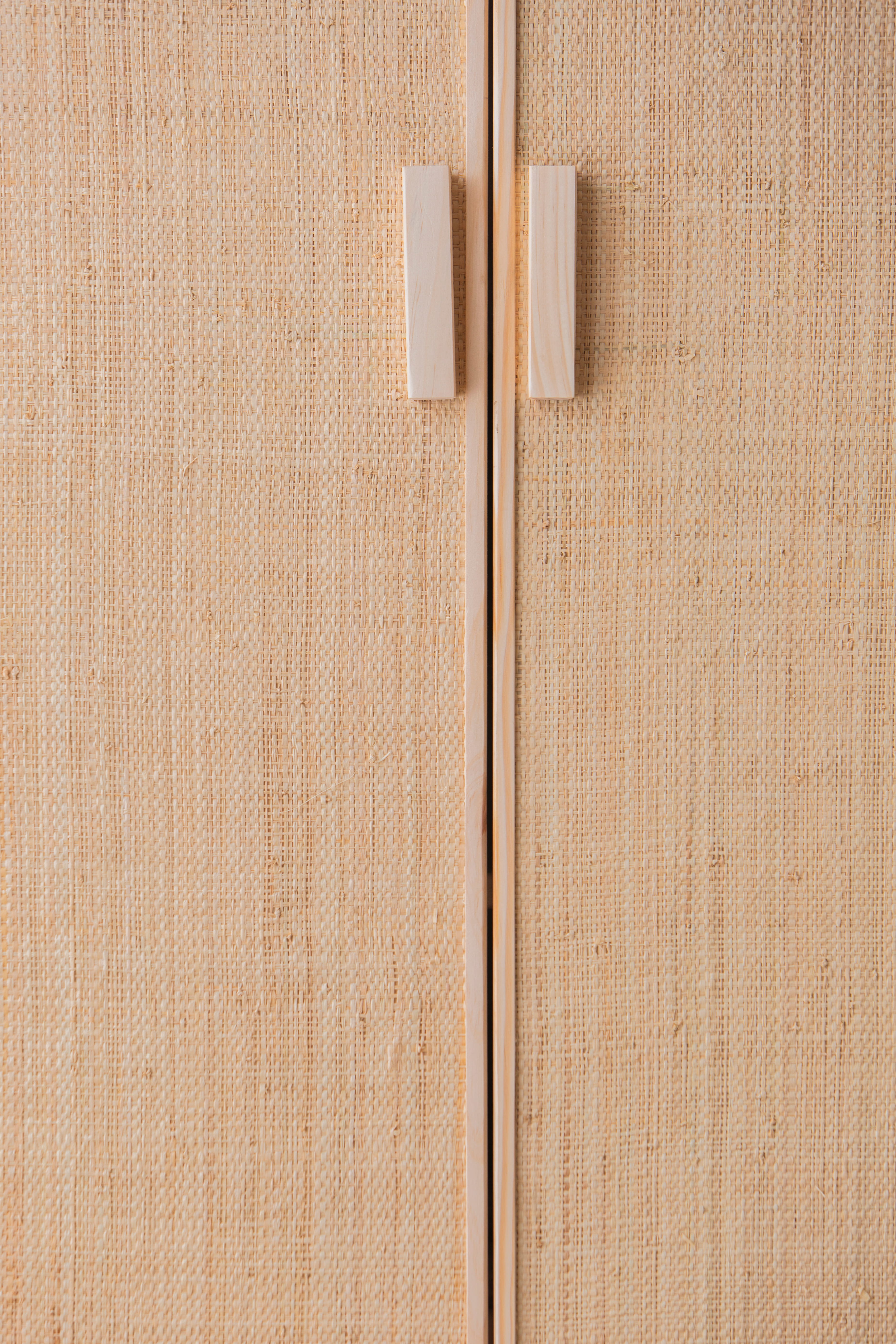 Detalle de puertas de rafia natural en armario Aura de Astideco