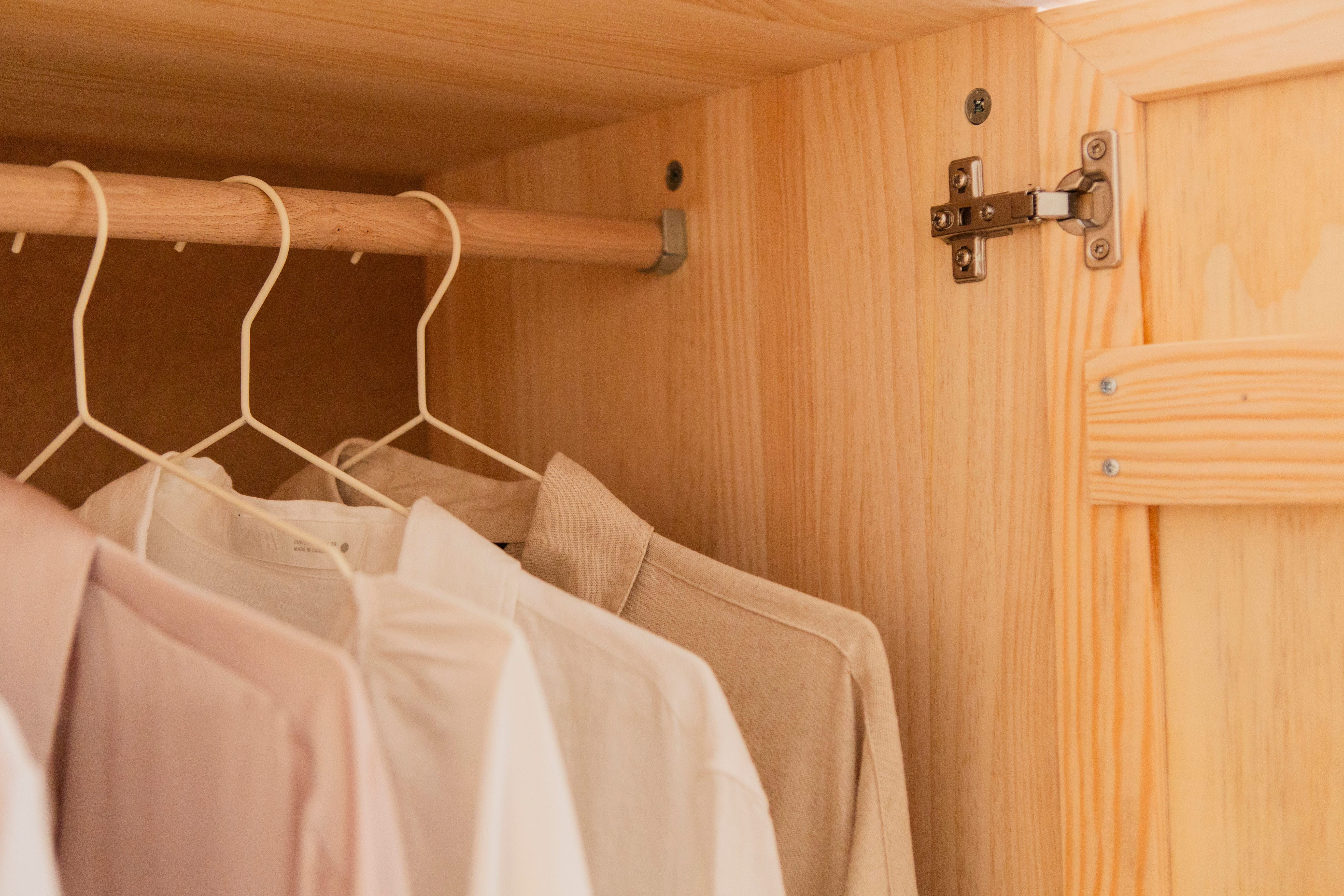 Detalle colgador de madera maciza interior de armario Aura de Astideco