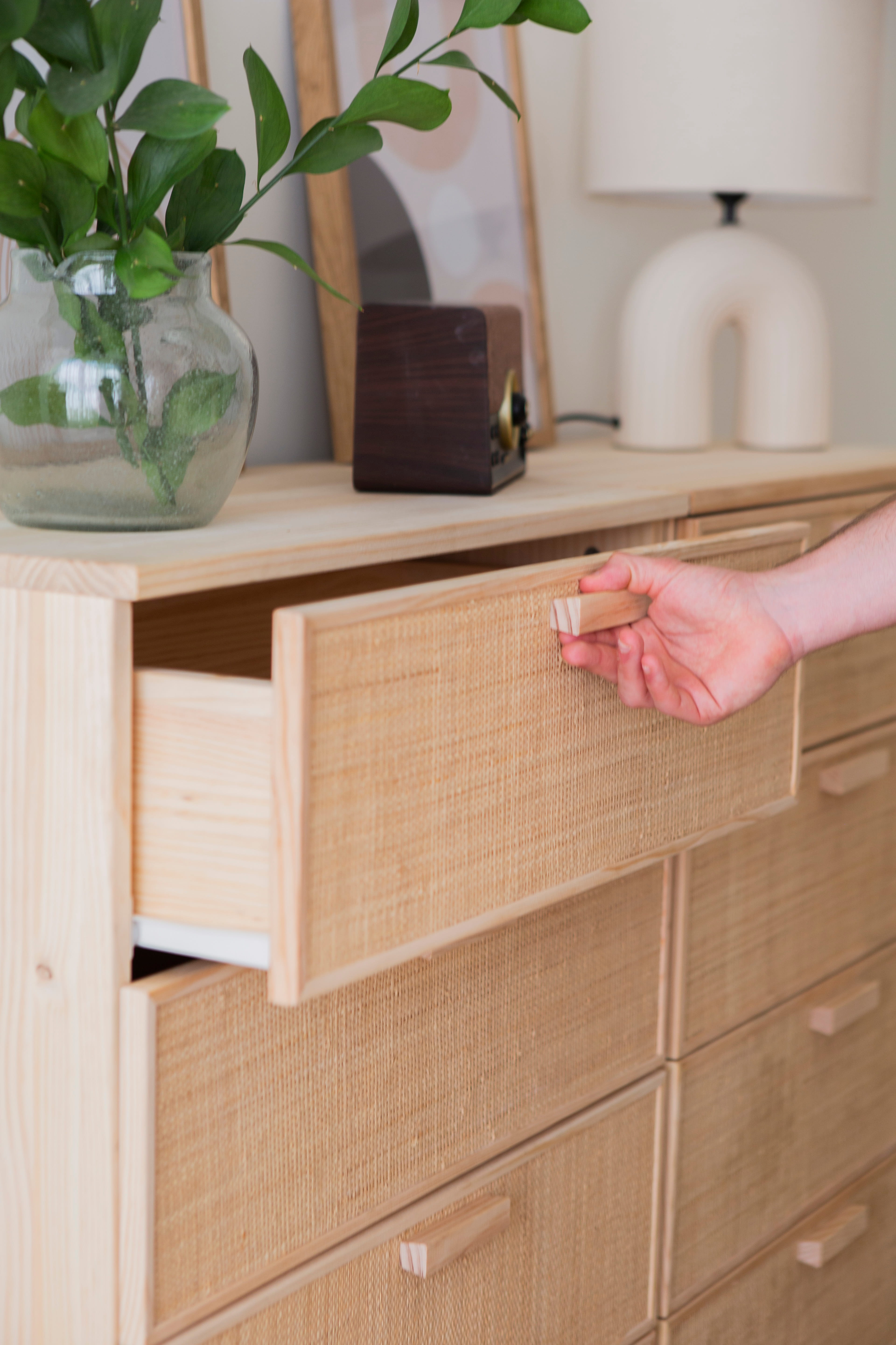 Cómoda de dormitorio en madera sostenible local con detalle de rafia en cajones de Astideco