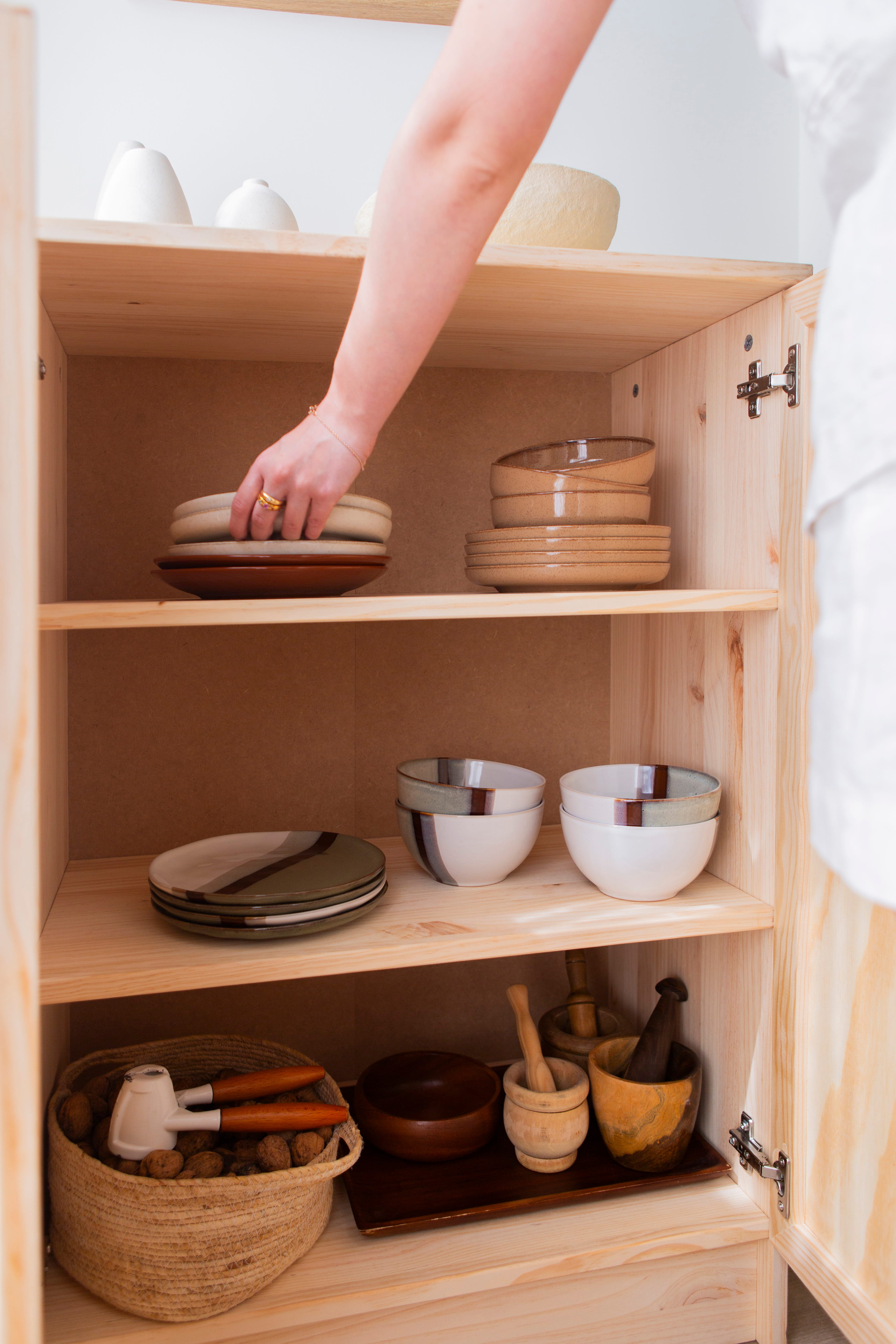 Interior en madera del aparador Aura para almacenaje de Astideco
