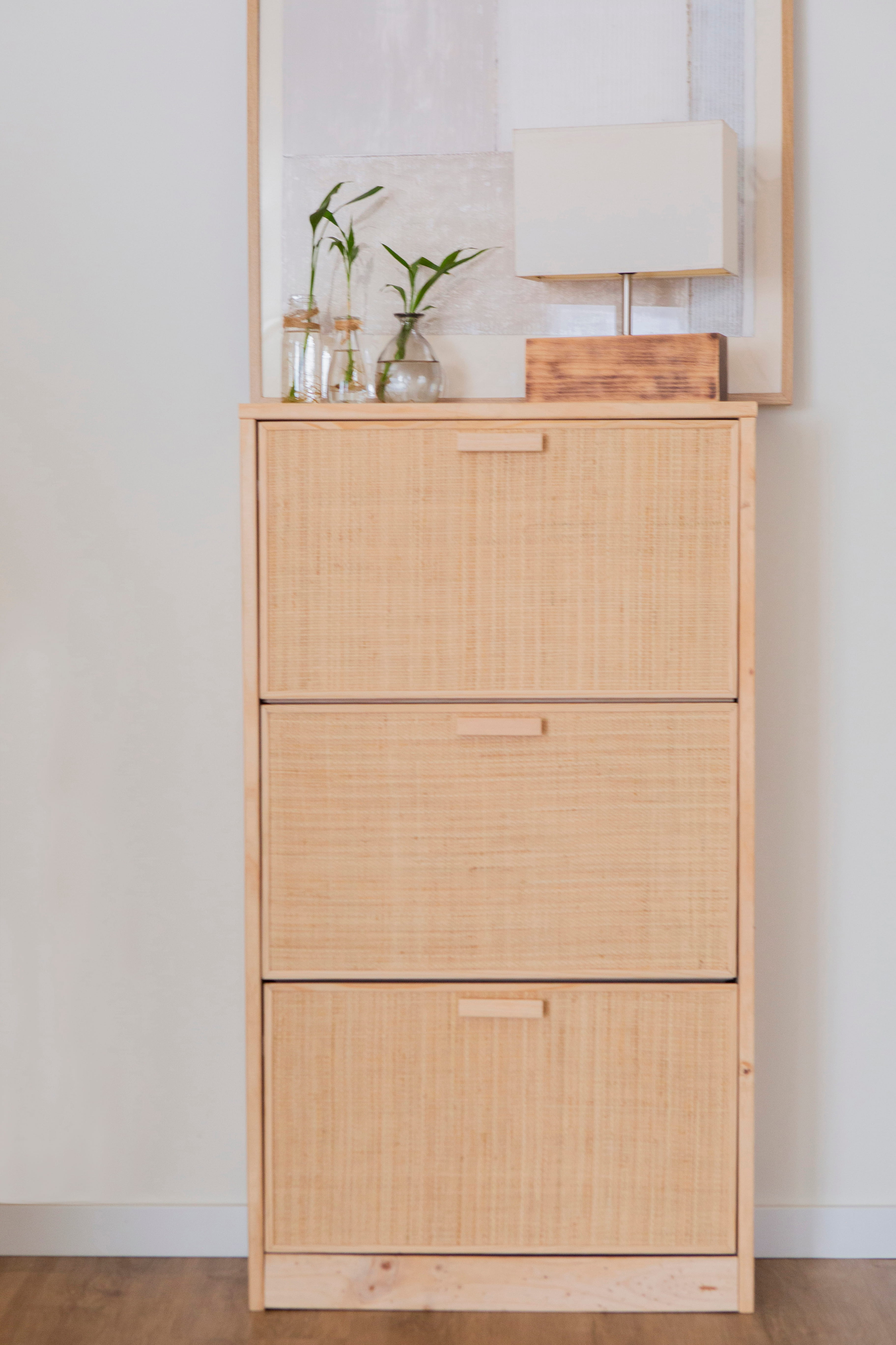 Zapatero con tres compartimentos de madera maciza natural y puertas de rafia de Astideco