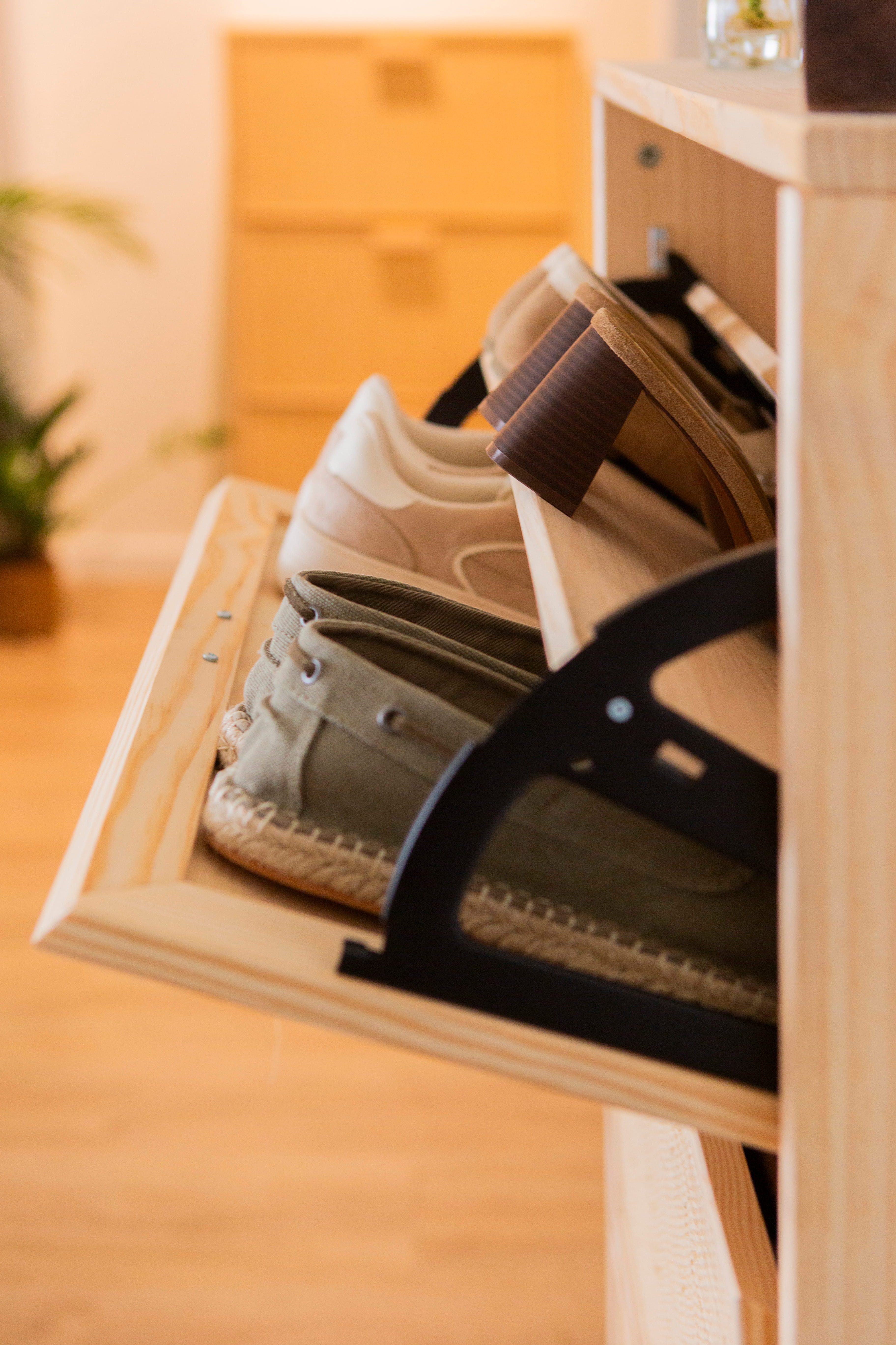 Interior de madera natural local del zapatero Aura de Astideco