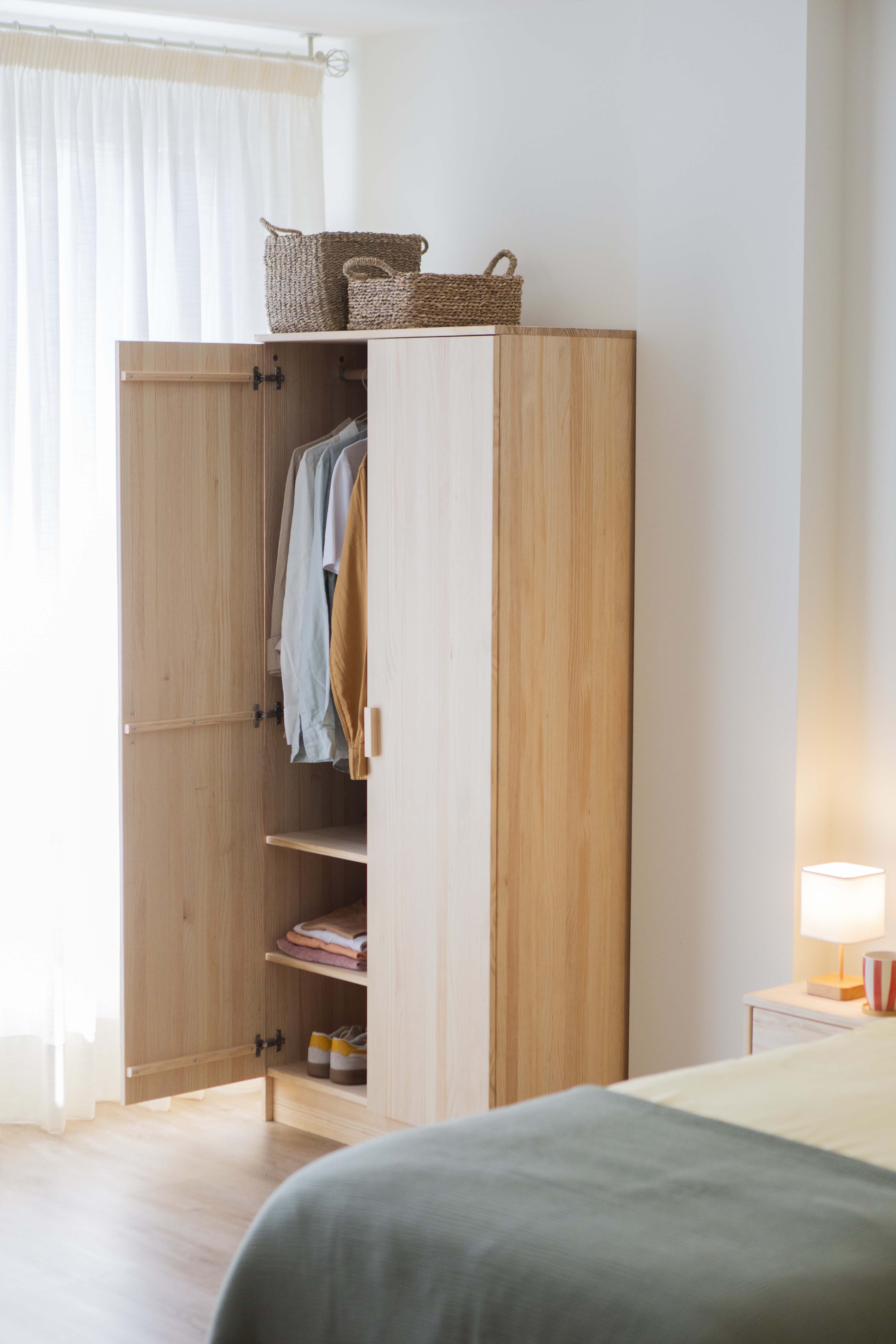 Detalle de puertas de rafia natural en armario Aura de Astideco