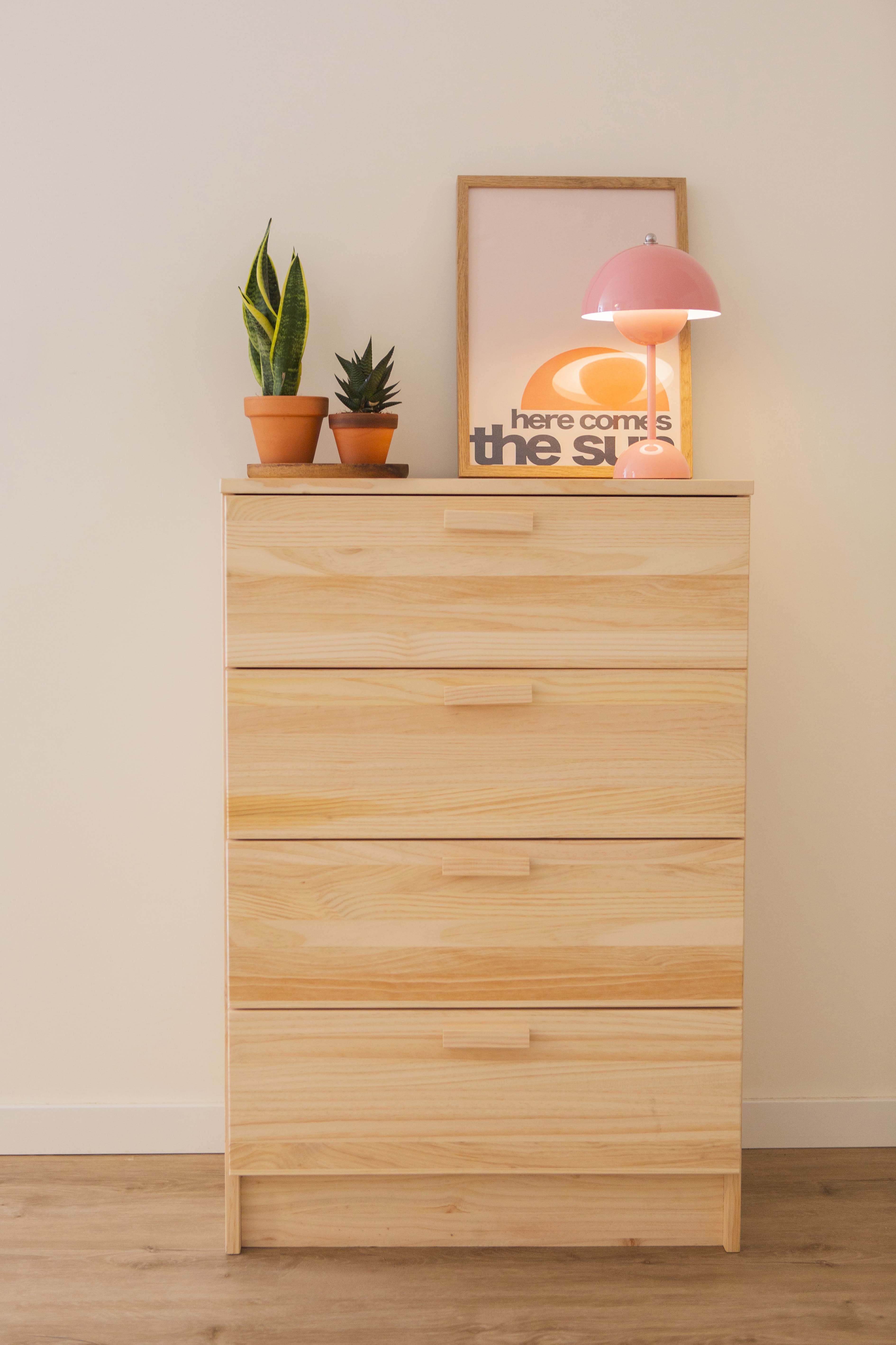 Interior de madera natural local del zapatero Aura de Astideco