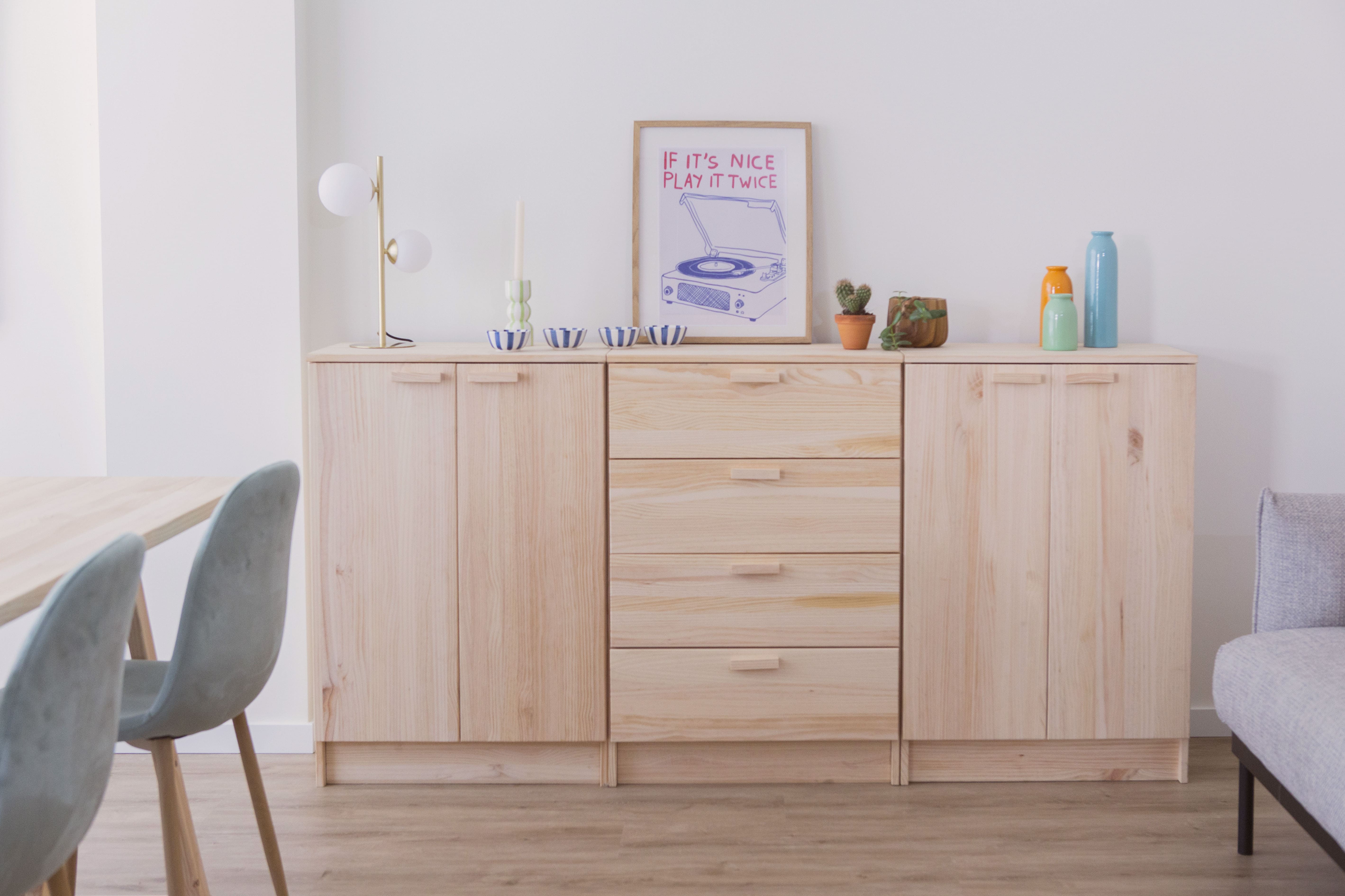 Zapatero con puertas en rafia y tiradores de madera natural de Astideco