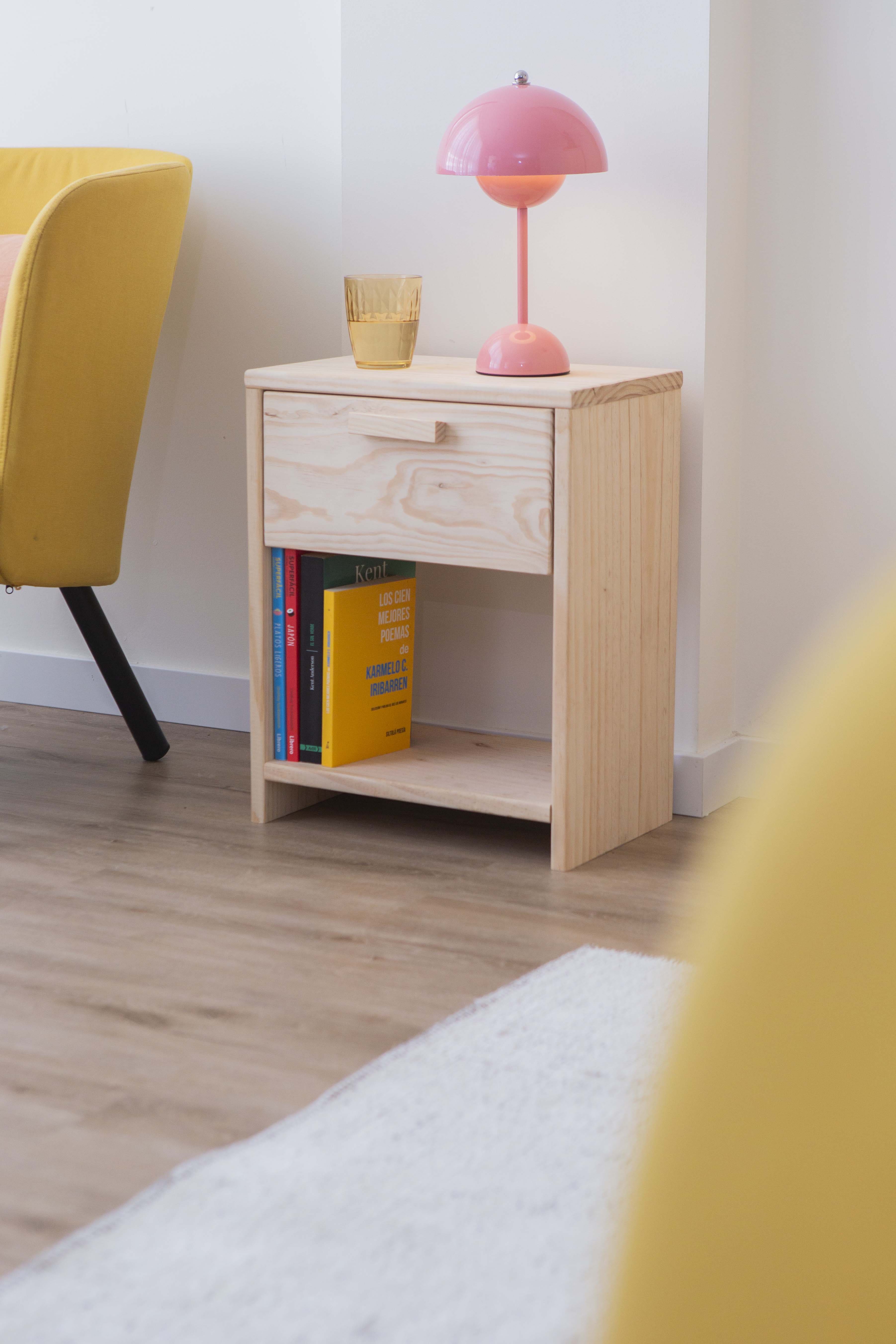 Mesita de noche Aura en madera y con detalles de cajón en rafia natural de Astideco